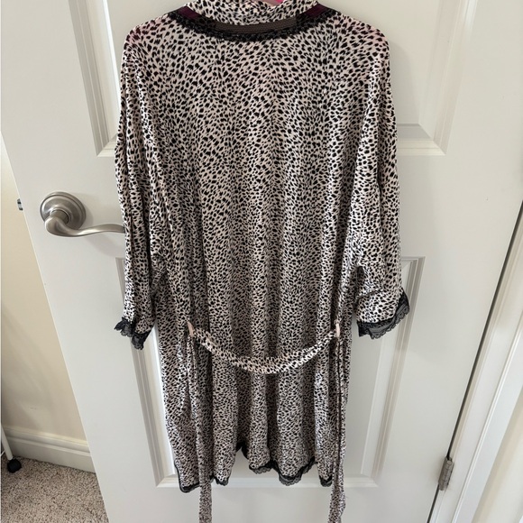 Victoria’s Secret Leopard Print Robe - Picture 2 of 3
